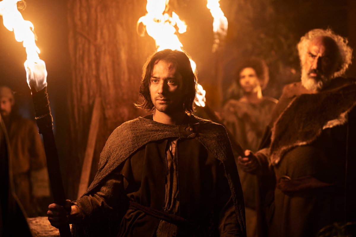 Isildur with other men, all holding torches  in The Rings of Power season two