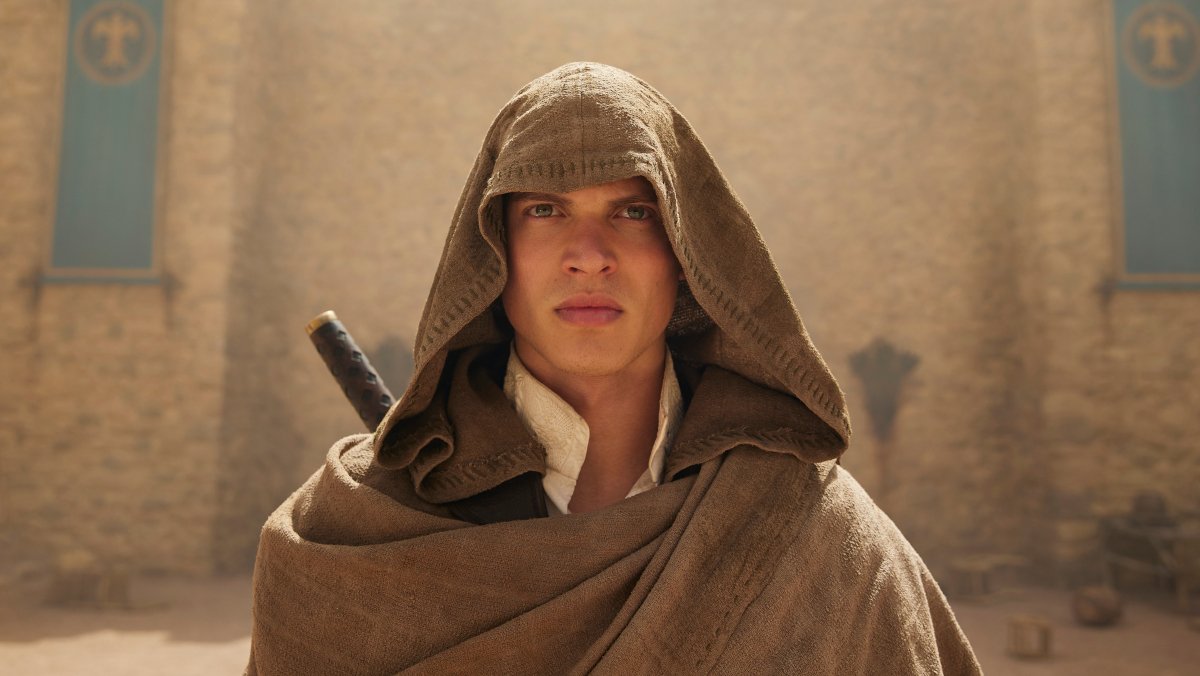 Rand al'Thor in a brown hood in The Wheel of Time season 2